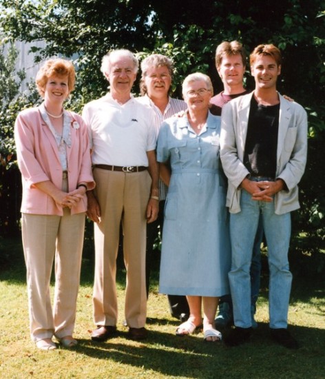 Bill and Wisia 
Watkins with their four adult children in Levin