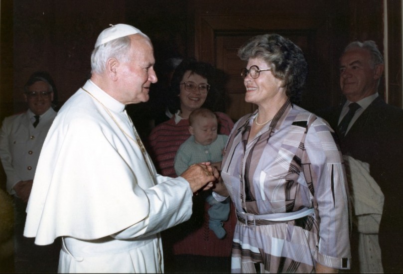 The Pope with two 
hands enveloping Wisia's one