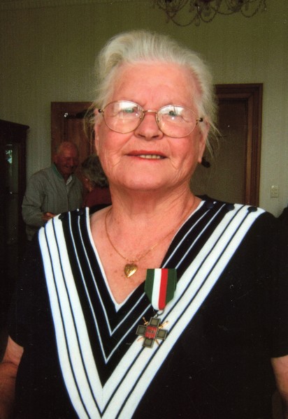 Wisia 
Watkins wearing her Siberian Cross