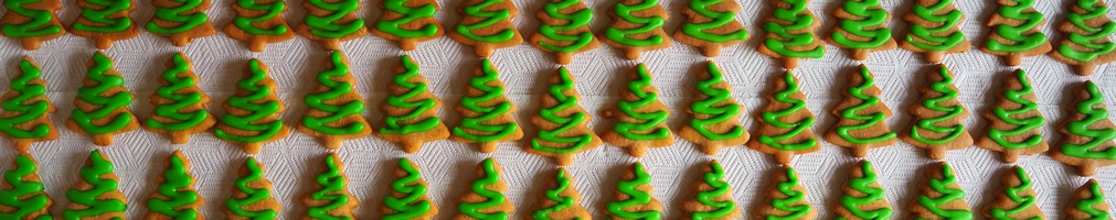 Rows of Christmas tree-shaped pierniczki. Naive decoration with green icing. 